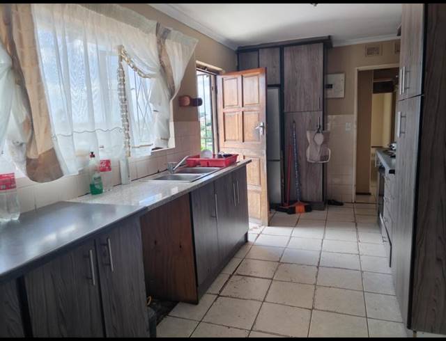 4 BEDROOM HOUSE FOR SALE IN KWANDENGEZI